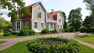 Håkansbölen kartano ja kukkaistutukset.