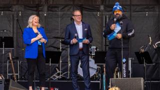 Tuija Telén, Pekka Timonen ja Ali Jahangiri lavalla.