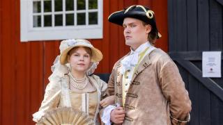 Mies ja nainen historiallisissa vaatteissa.