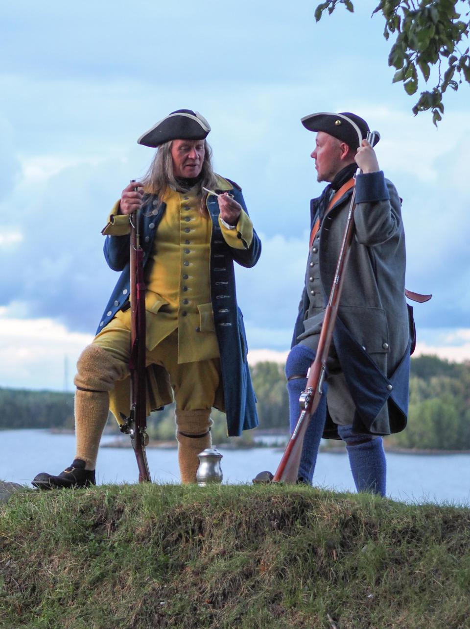 Historiallisiin asuihin pukeutuneet muskettimiehet.